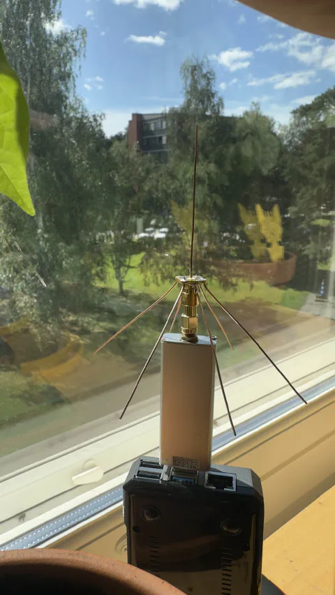 Antenni sisätiloissa ikkunan vieressä
