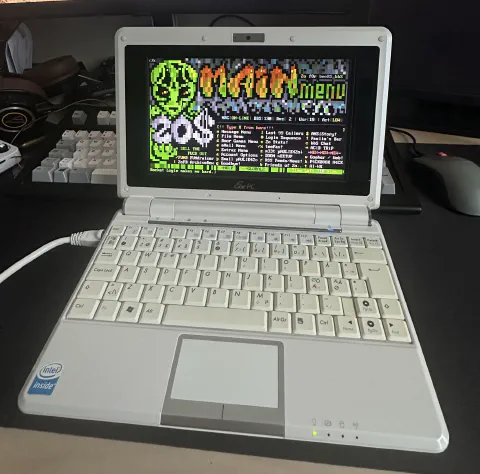 ASUS Eee PC 904HD avattuna pöydällä